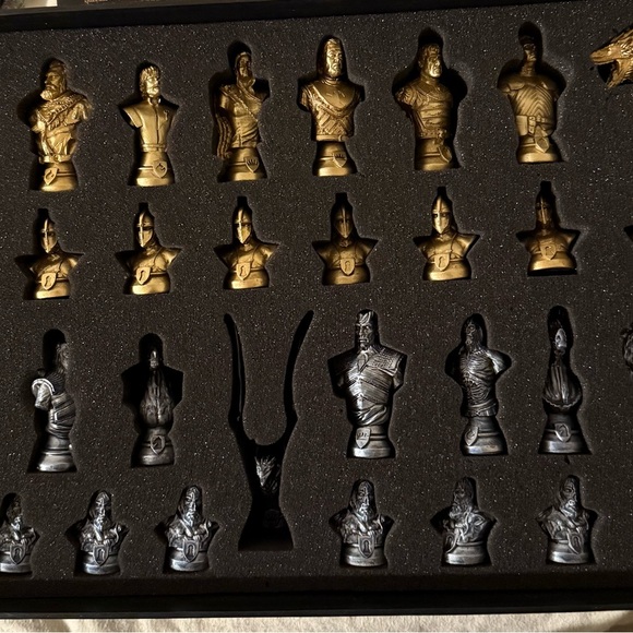 GAME of THRONES collector’s CHESS SET - Picture 3 of 4